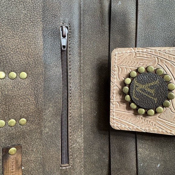 Keep it Gypsy Chic Tan Embossed Clutch with Decorative Accent - Picture 4 of 5